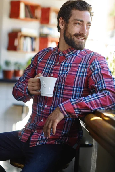 Genießt Seine Freizeit Café Ein Junger Mann Mit Einer Tasse — Stockfoto
