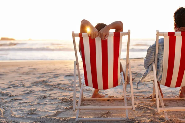 Innamorata Una Bella Vita Una Coppia Affettuosa Seduta Sulla Spiaggia — Foto Stock