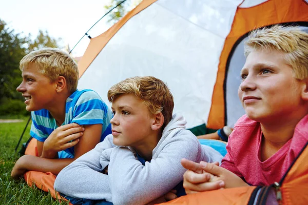 Amoroso Acampamento Verão Dois Meninos Deitados Sua Tenda — Fotografia de Stock