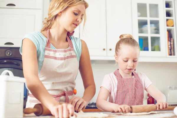 Rol Het Deeg Voorzichtig Uit Schattig Klein Meisje Bakken Keuken — Stockfoto