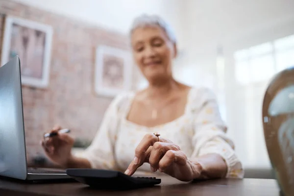 Nigdy Nie Jest Późno Marzenie Starsza Kobieta Korzystająca Laptopa Kalkulatora — Zdjęcie stockowe