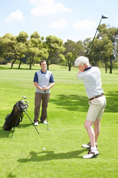 Sein Schwung Sieht Gut Aus Begleiter Auf Dem Golfplatz Spielen — Stockfoto