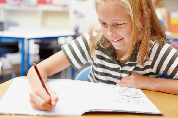 找到适合你孩子的学习方法 负责任的年轻女学生在课堂上的笔记本上写作 — 图库照片