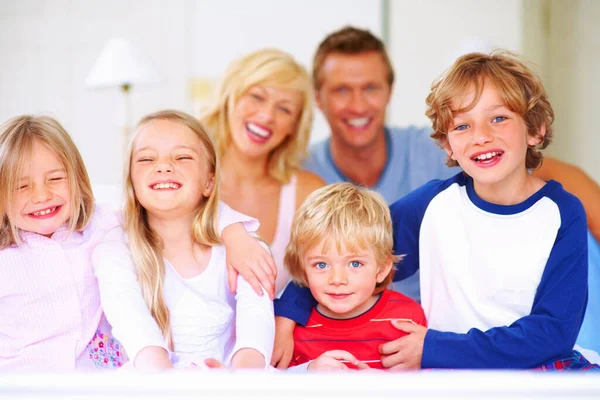 Lycklig Familj Leende Medelålders Par Med Sina Barn Härlig Familj — Stockfoto