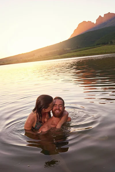 Pôr Sol Melhor Jovem Casal Afetuoso Desfrutando Mergulho Juntos Lago — Fotografia de Stock