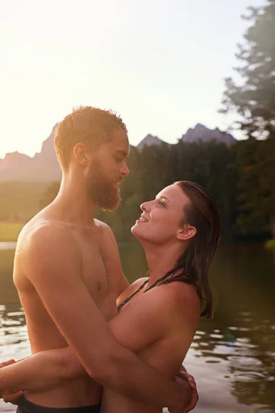 Amor Beira Lago Jovem Casal Carinhoso Abraçando Enquanto Nadava Lago — Fotografia de Stock