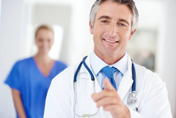 Din Egen Bästa Förebyggande Åtgärd Porträtt Manlig Läkare Med Kollega — Stockfoto