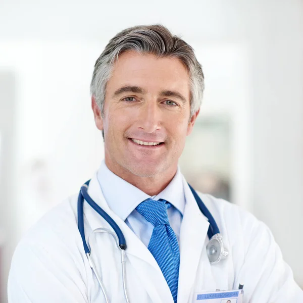 Hälsofrågor Porträtt Manlig Läkare Som Står Sjukhuskorridor — Stockfoto