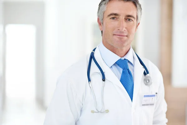 Věnuje Udržování Zdravých Lidí Portrét Mužského Doktora Stojícího Chodbě Nemocnice — Stock fotografie