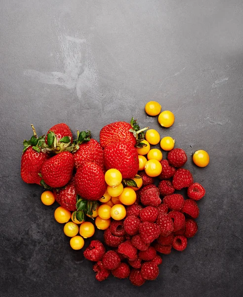 Heavenly Berries Studio Shot Assortment Berries Lying Dark Countertop — Stock Photo, Image