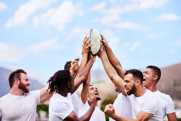 Verdadeiro Prémio Camaradagem Grupo Jovens Jogadores Rugby Levantando Uma Bola — Fotografia de Stock
