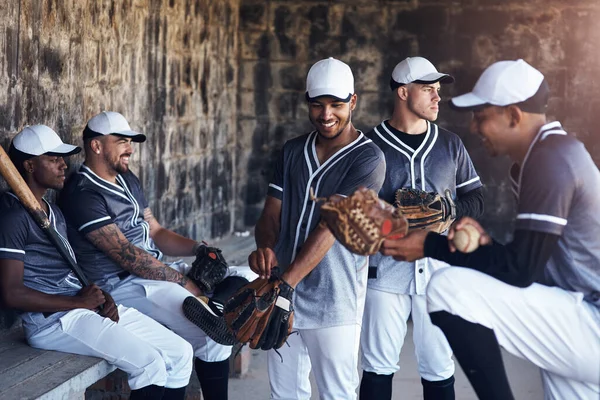 Коли Твоя Команда Стане Твоєю Сім Група Молодих Бейсболістів Даунтауні — стокове фото