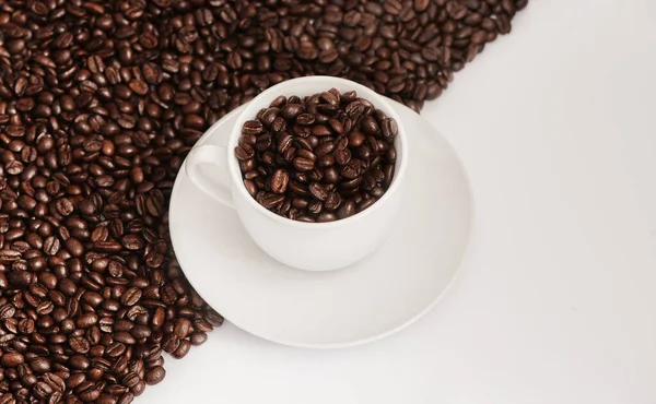 コーヒーの見方を誰かに見てもらいたい 半分と半分の背景にコーヒー豆で満たされたカップの閉鎖ショット — ストック写真
