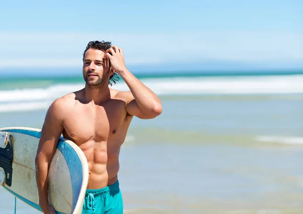 Surfing Utrzymuje Świetnej Formie Atrakcyjny Młody Mężczyzna Idzie Wody Deską — Zdjęcie stockowe