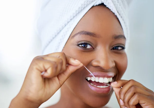 我的牙线更洁白更明亮的微笑 一个年轻貌美的女人早上用牙线刷牙的画像 — 图库照片