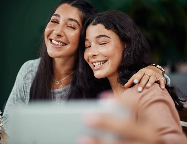 Primeiras Irmãs Para Sempre Amigas Irmãs Jovens Tirando Selfies Juntas — Fotografia de Stock