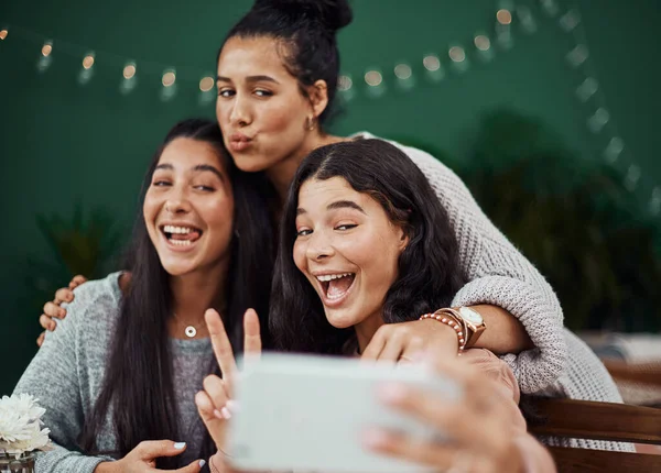 Vzpomínky Jsou Zábavnější Když Děláme Spolu Mladé Sestry Brát Selfie — Stock fotografie
