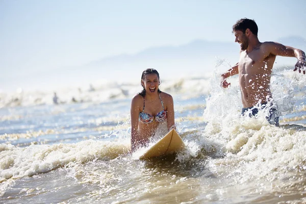 Een Nieuwe Sport Oppikken Een Gelukkige Jonge Vrouw Die Surflessen — Stockfoto