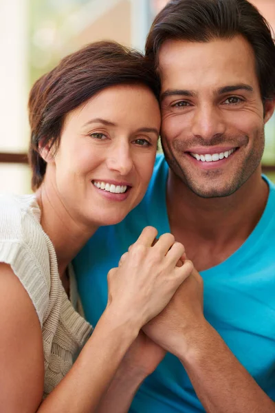 粘在一起 丈夫和妻子手牵着手在家里放松的画像 — 图库照片