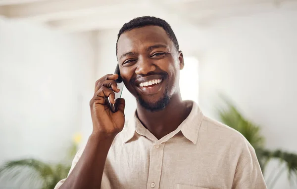 Звонок Изменить Меня Портрет Молодого Бизнесмена Разговаривающего Мобильному Телефону Офисе — стоковое фото