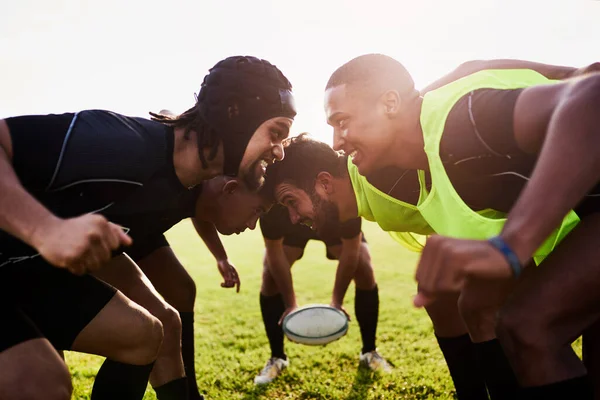 Rugby Jest Sportem Kontaktowym Zróżnicowana Grupa Sportowców Wykonująca Scrum Podczas — Zdjęcie stockowe