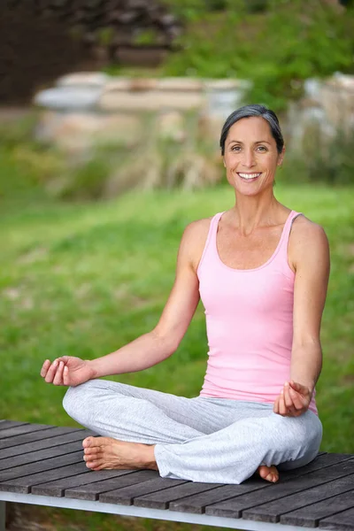 Hoppa Över Medicinen Och Meditation Attraktiv Mogen Kvinna Som Utövar — Stockfoto