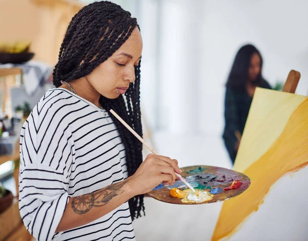 Färg Det Som Väcker Målning Till Liv Vacker Ung Kvinna — Stockfoto