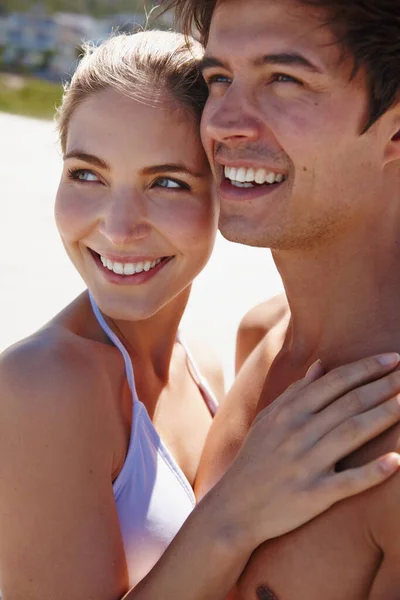 今年の夏は何をもたらすでしょうか 幸せな若いカップルがビーチでロマンチックな一日を楽しんで — ストック写真
