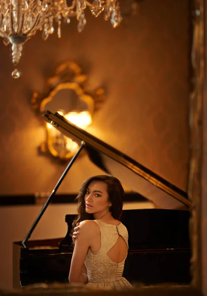 Skal Jeg Spille Vakker Ung Kvinne Som Spiller Piano Elegant – stockfoto
