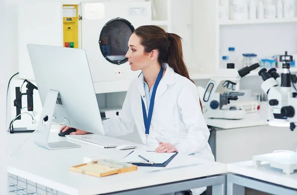 Have Send Data Focused Young Female Scientist Working Computer Laboratory — Stock Photo, Image