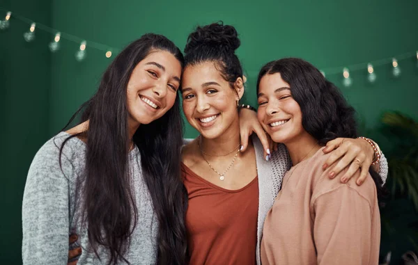 Sesterstvo Květina Která Nikdy Nezmizí Tři Šťastné Mladé Sestry Objímající — Stock fotografie