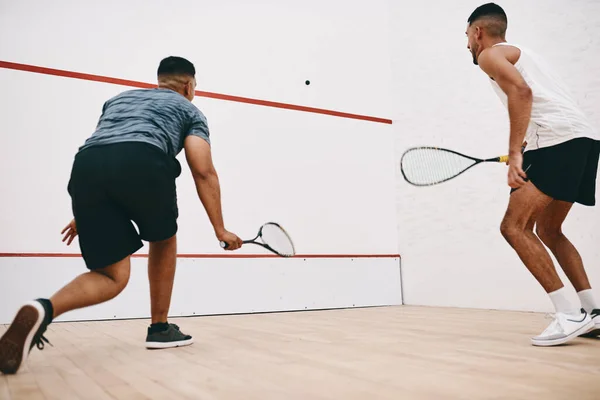 Provoque Une Frénésie Courge Deux Jeunes Hommes Jouant Jeu Squash — Photo