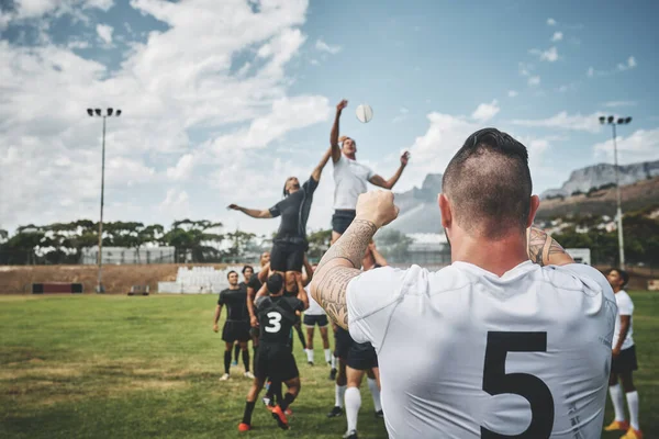 Přichází Tobě Zadní Snímek Dvou Rugby Týmů Soutěžících Míč Během — Stock fotografie