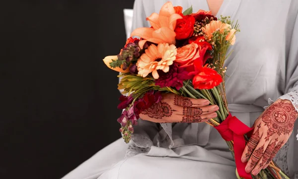 아름다운 기념하고 있습니다 결혼식 꽃다발을 알아볼 수없는 — 스톡 사진