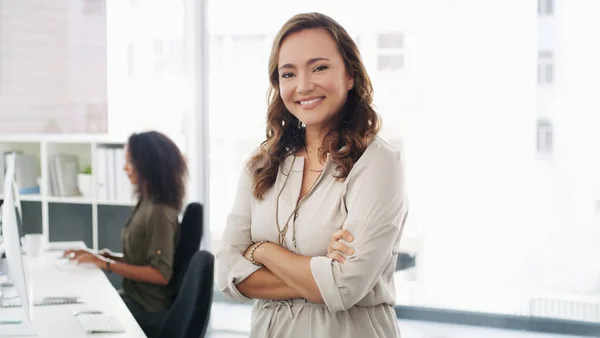 你可以控制你的成功 一个自信的年轻女商人和她的同事一起在现代办公室工作的肖像 — 图库照片