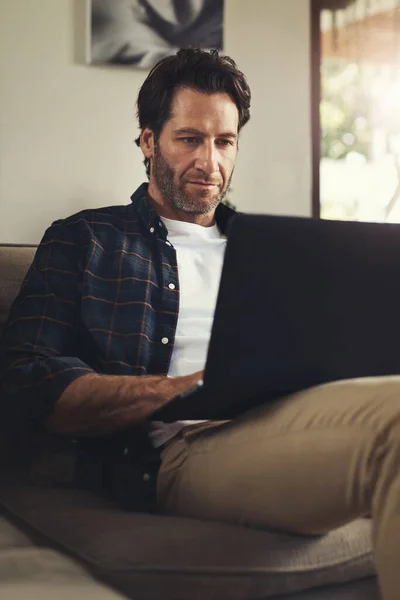 Isto Muito Divertido Jovem Bonito Usando Seu Laptop Enquanto Relaxa — Fotografia de Stock