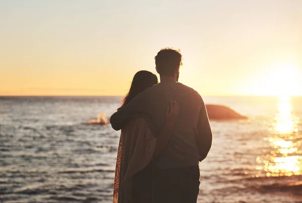 Sonuçta Her Şey Aşkla Ilgili Sahilde Güneşin Batışını Izleyen Mutlu — Stok fotoğraf