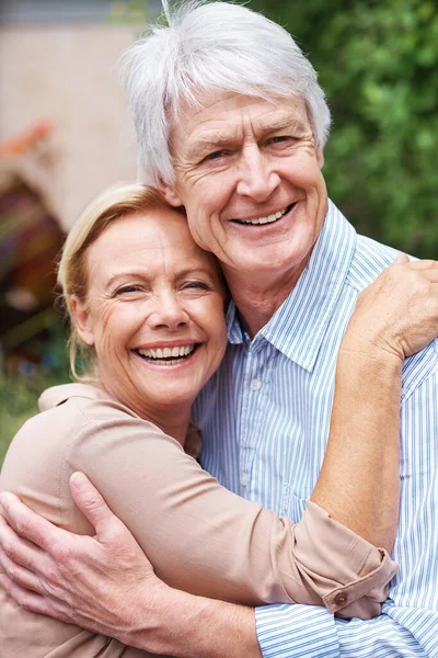 永远在一起在户外互相拥抱的一对老夫妇 — 图库照片