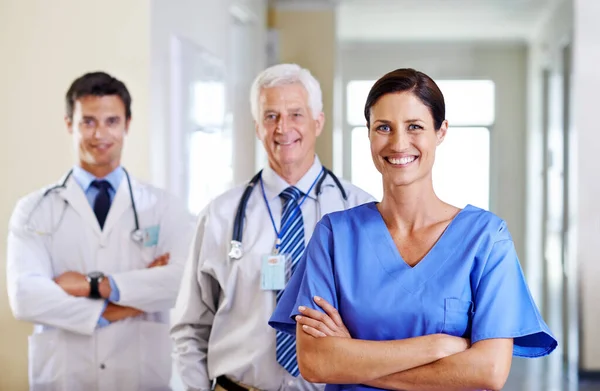 Equipo Para Verte Con Mejor Salud Retrato Tres Doctores Sonrientes —  Fotos de Stock