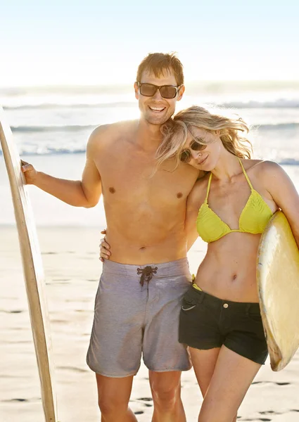 誰がより良いサーファーです 筋肉質の若い男と彼の魅力的なガールフレンドの肖像画は ビーチでサーフボードを保持 — ストック写真