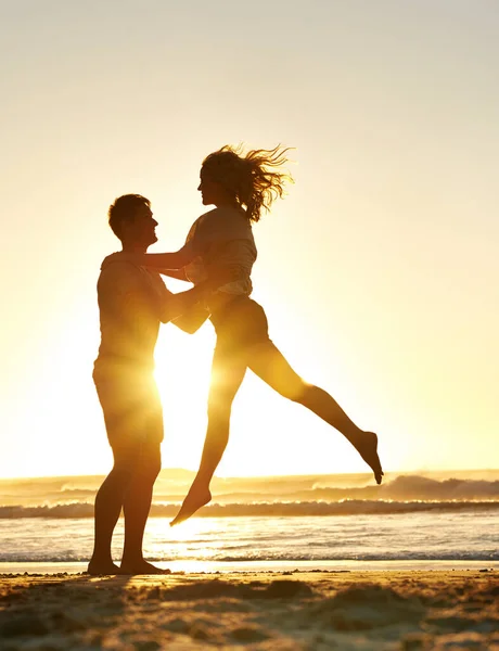 Hell Catch Her She Falls Husband Lifting His Wife Beach — Stock Photo, Image