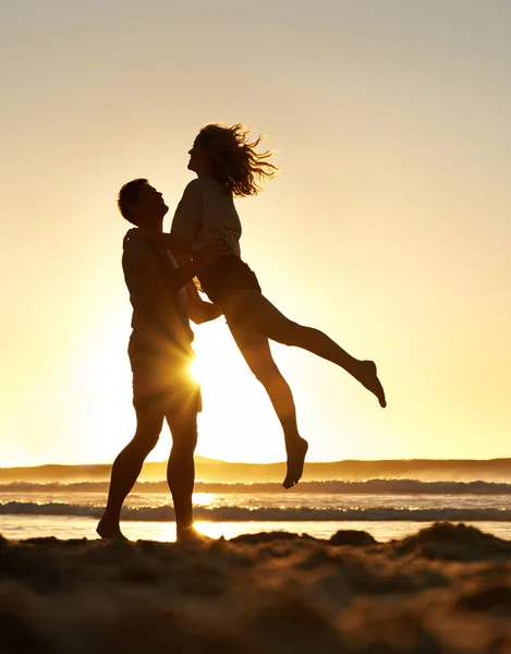 すべてのパートナー 夕暮れ時にビーチで遊んでいるロマンチックなカップルが — ストック写真