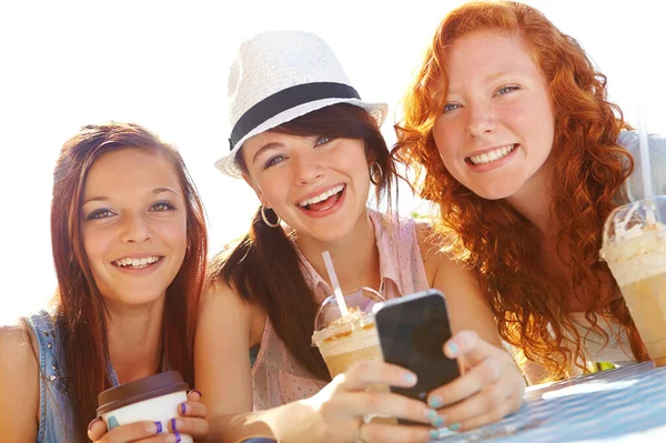 Girls Day Out Three Adolescent Girls Sitting Outdoor Cafe Texting — Stock Photo, Image