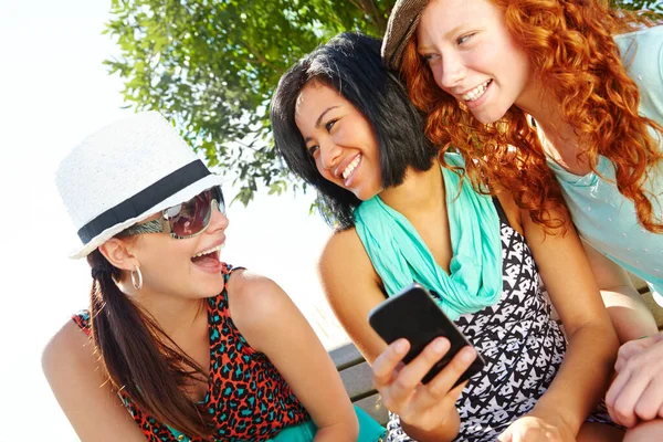 Take Look Text Three Teenage Girls Sitting Cellphone Smiling Text — Stock Photo, Image