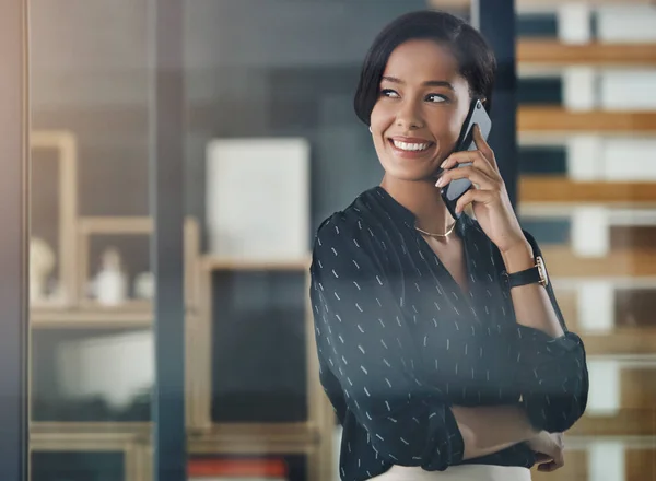 Neem Telefoon Als Het Succes Roept Een Jonge Zakenvrouw Praat — Stockfoto