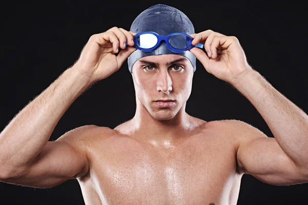 在它中赢得它 一个戴着护目镜和帽子的年轻男子游泳运动员的工作室肖像 — 图库照片