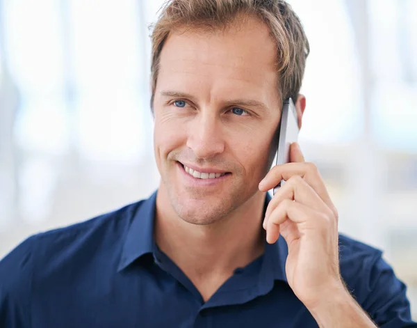 Sprawdzam Jego Kumpli Przystojny Mężczyzna Rozmawiający Przez Telefon Domu — Zdjęcie stockowe
