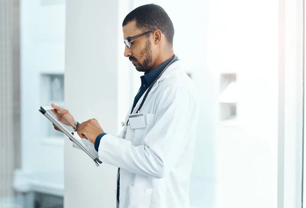 Tecnologia Moderna Facilita Muito Atendimento Paciente Jovem Médico Usando Tablet — Fotografia de Stock