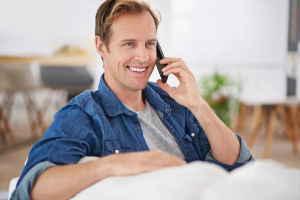 Estou Conversar Com Amigos Homem Bonito Falando Telefone Enquanto Relaxa — Fotografia de Stock