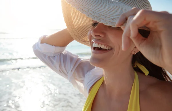 Felicità Contagiosa Una Bella Giovane Donna Godendo Sua Giornata Spiaggia — Foto Stock
